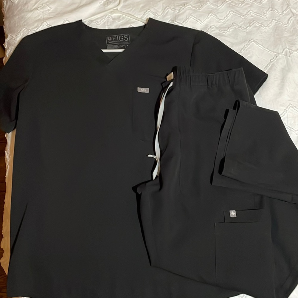 5 pair of men’s FIGS scrub sets M